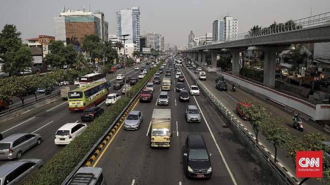 Sejumlah kendaraan melewati ruas jalan tol dalam kota, Jakarta, Rabu, 6 November 2019. Rencananya Jasa Marga akan menaikkan tarif di beberapa ruas jalan tol, kenaikan tersebut berkisar antara 6-7%, disesuaikan dengan angka inflasi Jakarta. CNN Indonesia/Bisma Septalisma