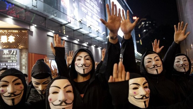 Demonstran menduduki gedung Universitas Politeknik Hong Kong dan membakar gerbang demi menghalangi serbuan aparat kepolisian