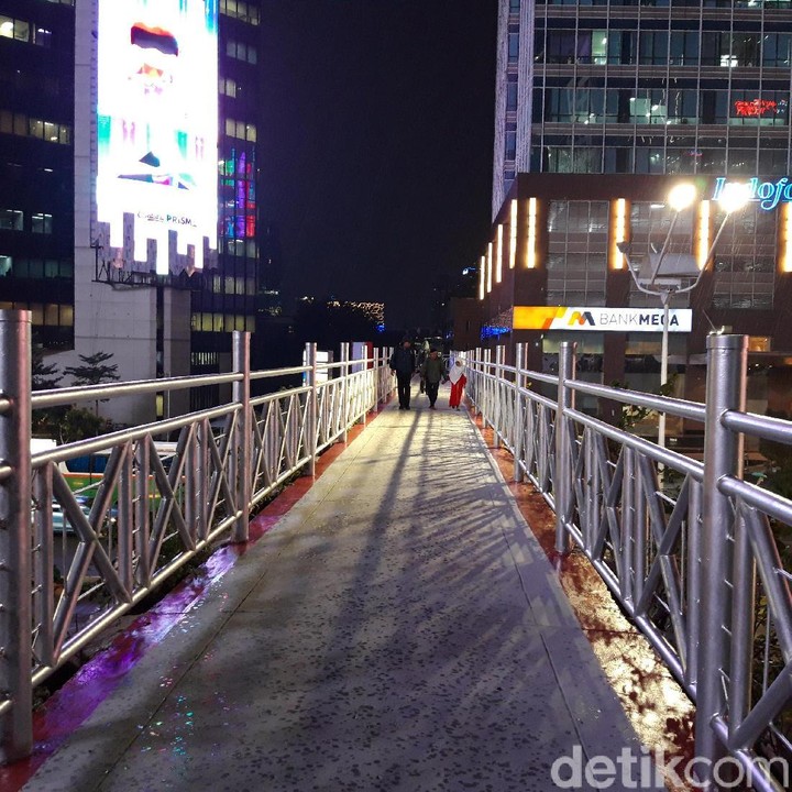 Inilah pemandangan Kota Jakarta malam hari dilihat dari JPO tanpa atap di Sudirman. (Foto: JPO tanpa atap di Sudirman dicat merah putih (Rahel/detikcom))