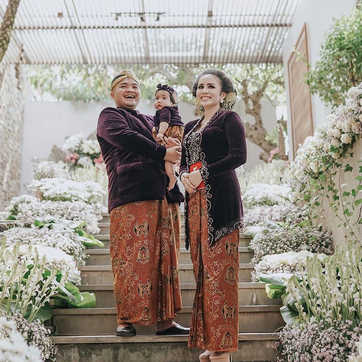 Keluarga kecil mereka kompak menggunakan pakaian adat Jawa. (Foto: Instagram @therealmomogeisha)