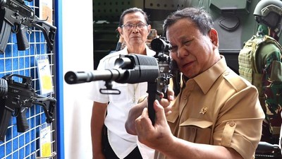 Menteri Pertahanan Prabowo Subianto menunda pembelian 12 pesawat tempur bekas dari Qatar. Saat ini, pemerintah melakukan perbaikan terhadap sejumlah pesawat.