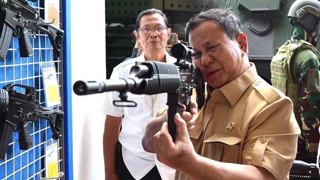 Menhan Prabowo Subianto menyambangi PT Pindad di Bandung, Jawa Barat, untuk mempelajari kondisi pertahanan RI.