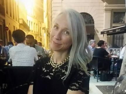 Nge-date dengan Keanu Reeves, Alexandra Grant Tampak Memukau dengan Rambut Silver
