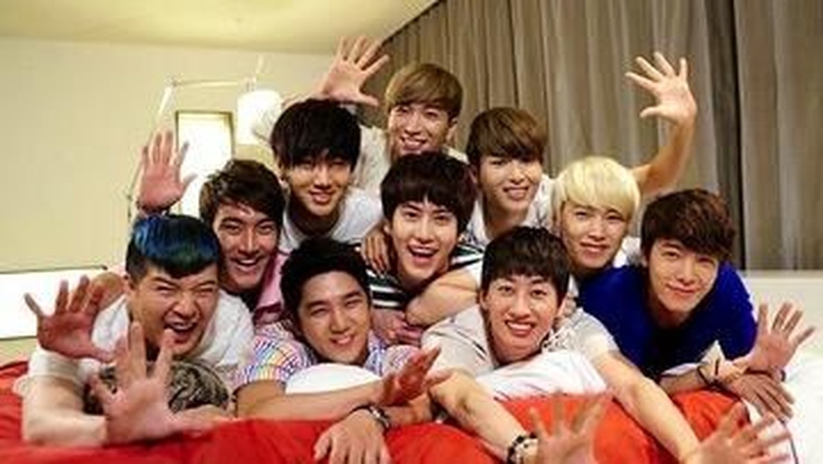 Beberapa foto lawas Super Junior sejak debut hingga sekarang versi Insertlive&period;