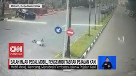 VIDEO: Salah Injak Pedal Mobil, Pengemudi Tabrak Pejalan Kaki