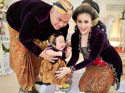 Intip 7 Potret Mewahnya Tedak Siten Anak Momo Geisha