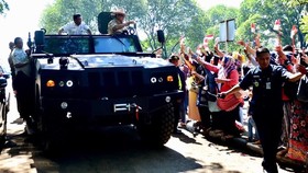 Jokowi Minta Belanja di Pindad, Prabowo Jajal 'Maung'