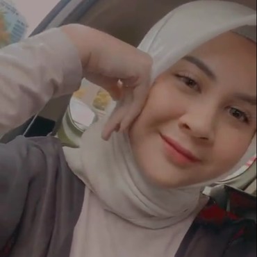 Tampil Berhijab, Kesha Ratuliu Bikin Suami Mona Ratuliu Menangis