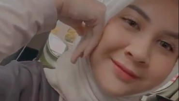 Tampil Berhijab, Kesha Ratuliu Bikin Suami Mona Ratuliu Menangis