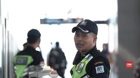 Udin dan Rasa Bangga Menjaga MRT Jakarta