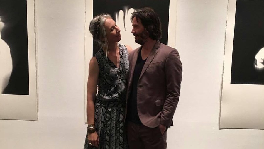 10 Tahun Berteman, Alexandra Grant dan Keanu Reeves Resmi Pacaran