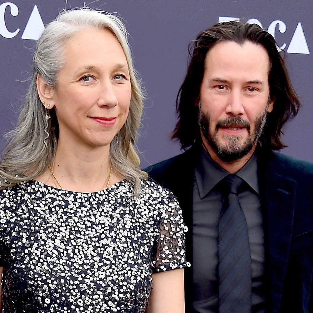 Keanu Reeves baru saja mengenalkan kekasih barunya bernama Alexandra Grant pada publik&comma; intip potret kemesraan mereka yuk&excl;