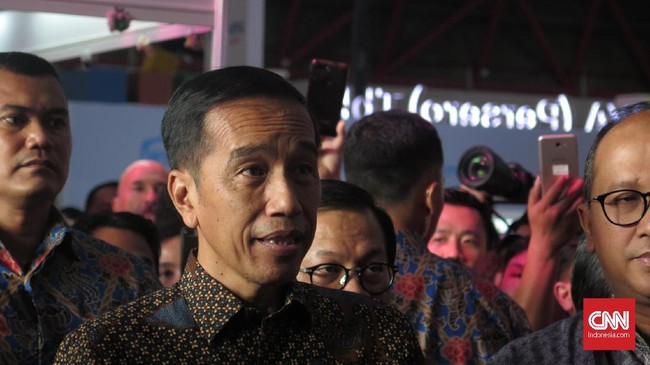 Presiden Jokowi menyebut Indonesia sudah terlalu banyak aturan. Saking banyak aturan malah menjerat diri sendiri.
