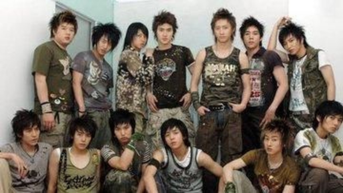 Beberapa foto lawas Super Junior sejak debut hingga sekarang versi Insertlive&period;