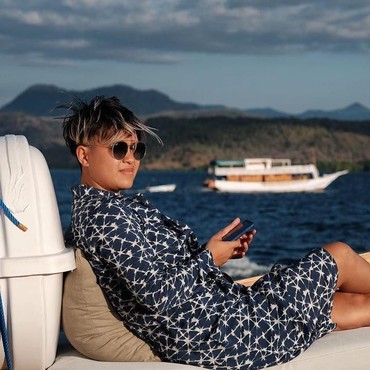 Istri Ernest Prakasa Bagikan Cerita Menarik Lagu 'Pelukku Untuk Pelikmu'