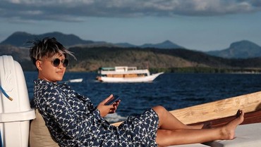 img-title Istri Ernest Prakasa Bagikan Cerita Menarik Lagu 'Pelukku Untuk Pelikmu'