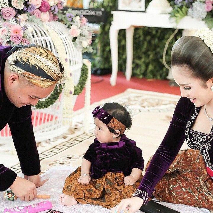 Lucu sekali ekspresi Briell saat bingung mau mengambil benda yang mana. He-he-he. (Foto: Instagram @tedaksiten)