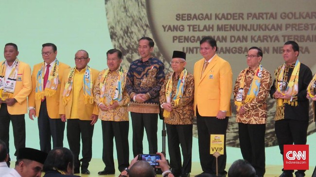 Presiden Joko Widodo dalam HUT Golkar, menyindir Ketum NasDem Surya Paloh yang wajahnya cerah sekali setelah bertemu DPP PKS beberapa waktu lalu.