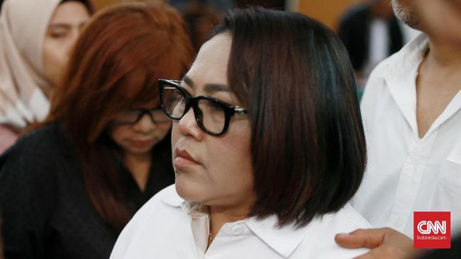 Nunung mengatakan tetap harus operasi pengangkatan sel kanker payudara meskipun sudah beberapa kali menjani kemoterapi.