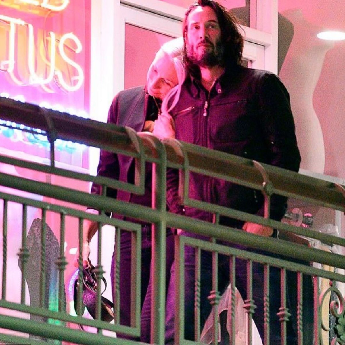 Keanu Reeves baru saja mengenalkan kekasih barunya bernama Alexandra Grant pada publik&comma; intip potret kemesraan mereka yuk&excl;