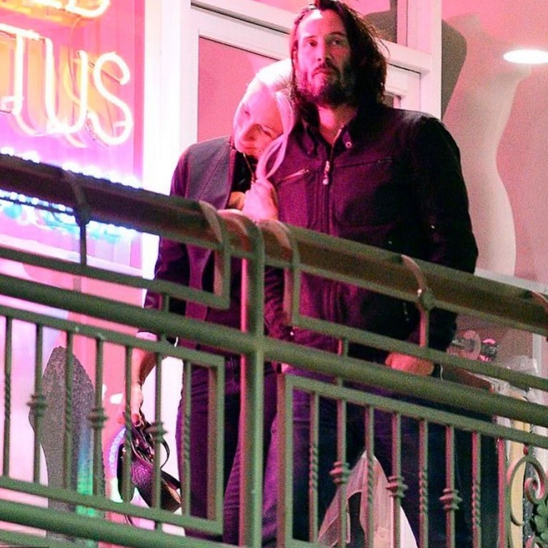 6 Potret Mesra Keanu Reeves dan Kekasih Barunya, Alexandra Grant Keanu Reeves baru saja mengenalkan kekasih barunya bernama Alexandra Grant pada publik, intip potret kemesraan mereka yuk!
