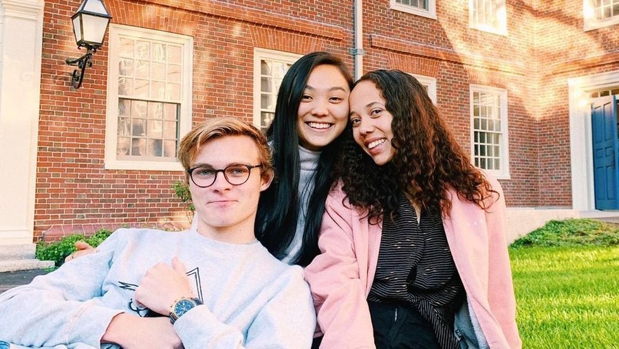 1. Kuliah di Harvard University Jet Li ternyata mempunyai dua putri yang cantik dan cerdas. Namun keduanya jarang sekali terekspose oleh media.