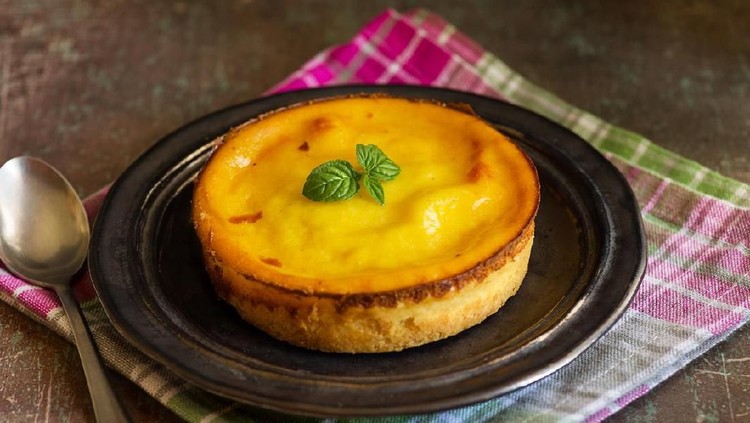 Aroma kue lumpur dengan nangka ini tentunya sangat menggoda selera. Apalagi disajikan dengan vla yang lumer nan legit.