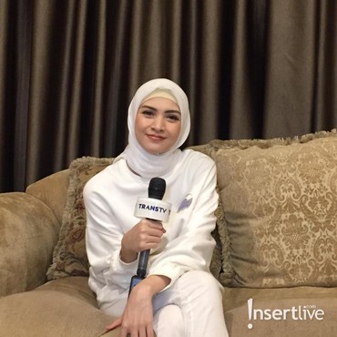 Disiplin Jaga Jarak, Donita Tunda Peluk Ibu Saat Antar Buah Favorit