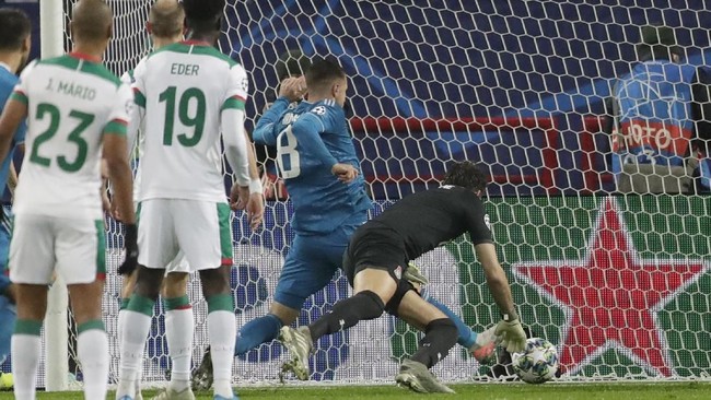 Gelandang Juventus, Aaron Ramsey, meminta maaf pada Cristiano Ronaldo karena mencuri gol yang seharusnya bisa jadi milik CR7.