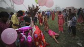 NYALANG: Dongeng Orang-orang Muram Ada festival untuk menghormati Dewa Surya di India, matahari terbenam di Istanbul, dan penghormatan untuk prajurit yang mati dalam Nyalang pekan ini.