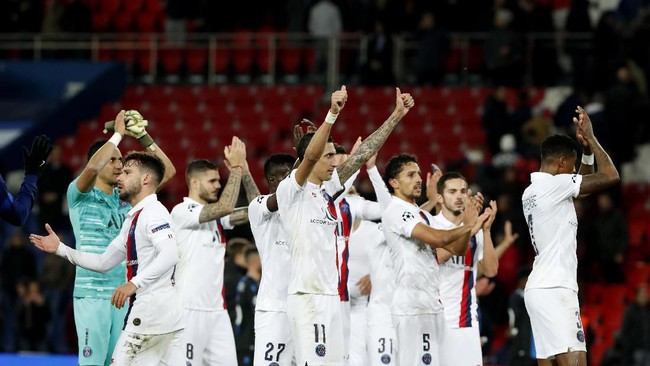 Sebanyak tiga tim sudah memastikan lolos ke babak 16 besar Liga Champions setelah meraih kemenangan di laga keempat fase grup, Kamis (7/11) dini hari WIB.