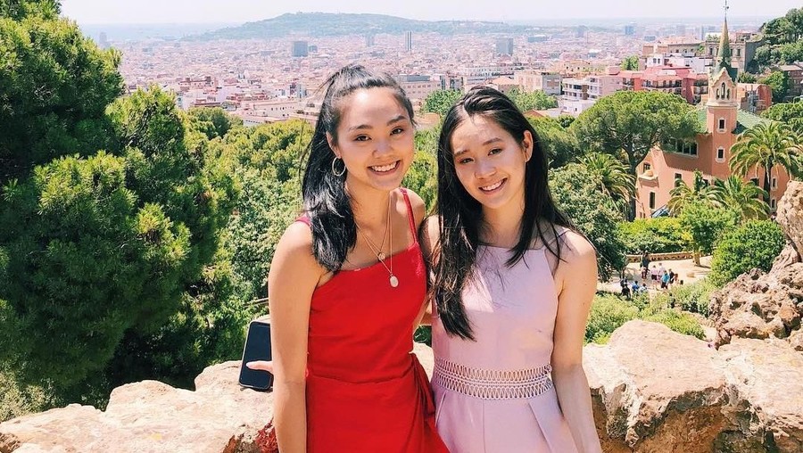 Jet Li ternyata mempunyai dua putri yang cantik dan cerdas. Namun keduanya jarang sekali terekspose oleh media.