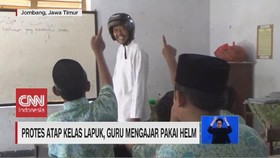 VIDEO: Protes Atap Kelas Lapuk, Guru Mengajar Pakai Helm