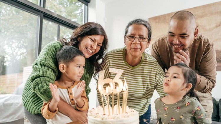 Ibu mertua sebentar lagi ulang tahun, mau kasih ucapan selamat ulang tahun seperti apa ya? Lihat referensinya di sini, Bun.