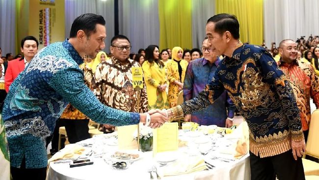 AHY Jumpa Jokowi Perdana Usai Kabinet Dibentuk: Semoga Sukses Waketum Demokrat Agus Harimurti Yudhoyono dan Presiden Jokowi bertemu HUT Golkar di Jakarta. Mereka saling bersalaman dan bertukar senyum.