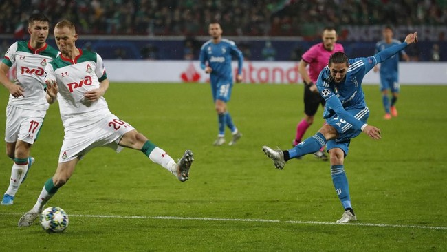 Juventus' Adrien Rabiot, right, kicks the ball past Lokomotiv's Vladislav Ignatyev during the Champions League Group D soccer match between Lokomotiv Moscow and Juventus at the Lokomotiv Stadium in Moscow, Russia, Wednesday, Nov. 6, 2019. (AP Photo/Pavel Golovkin)