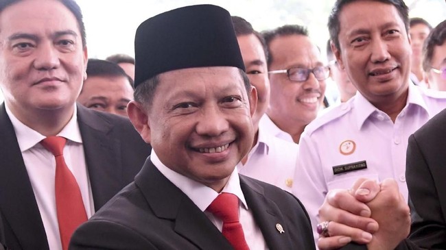 Menteri Dalam Negeri Tito Karnavian di Kantor Kemendagri, Jakarta, Rabu (23/10/2019). ANTARA FOTO/M Risyal Hidayat/foc.
