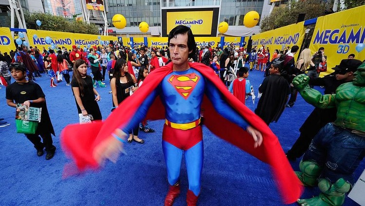Kabar duka datang dari dunia hiburan. Sosok yang meniru superman di Hollywood Boulevard, Christopher Dennis meninggal dunia, Bun.
