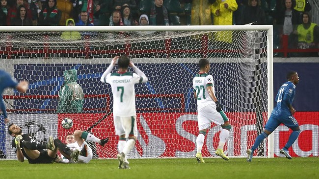 Juventus menang dramatis 2-1 atas Lokomotiv Moskow berkat gol telat Douglas Costa pada lanjutan Grup D Liga Champions di Stadion RZD Arena.