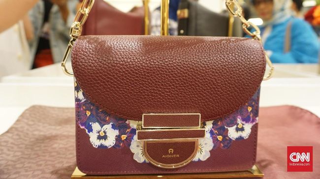 Bersamaan dengan pembukaan butiknya, Aigner menghadirkan koleksi Fall/Winter 2019 yang berkolaborasi dengan model senior Iris Apfel.