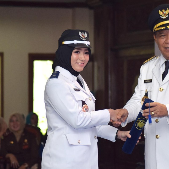 <p>Angely Emitasari kerap tampil bersama salah satu grup orkes melayu Adella. (Foto: Istimewa)</p>
