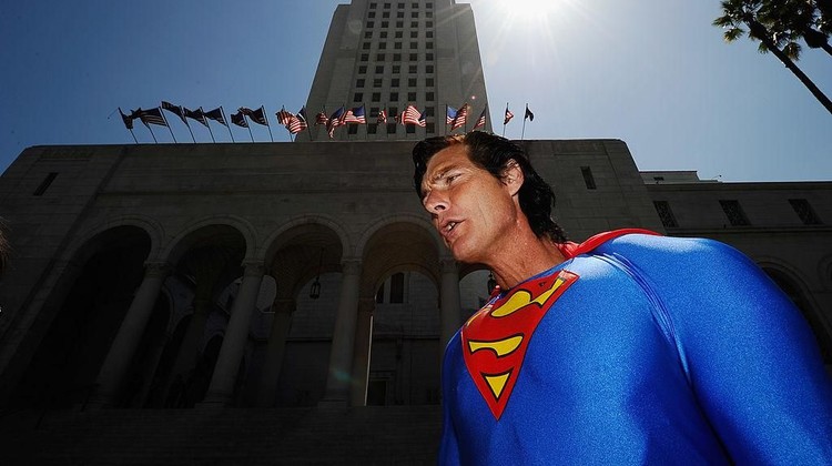 Christopher Dennis yang dikenal sebagai Superman Hollywood meninggal dunia.