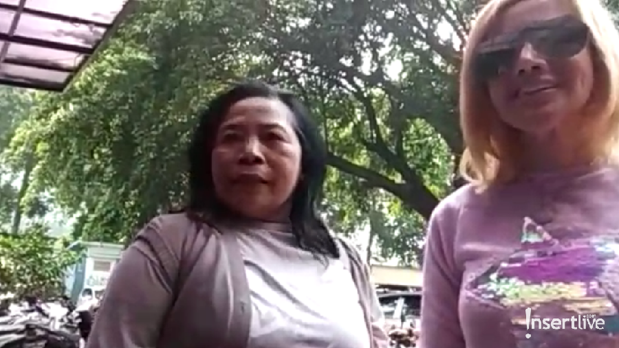 Jenguk Galih Ginanjar Pertama Kali, Ibunda Menangis Ibunda Galih Ginanjar, Dedeh, akhirnya menjenguk anaknya yang kini mendekam di penjara Polda Metro Jaya akibat kasus ikan asin.
