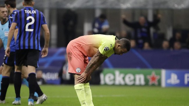 Striker Manchester City, Gabriel Jesus, jadi bahan candaan netizen di media sosial setelah gagal mengeksekusi penalti kontra Atalanta di Liga Champions.