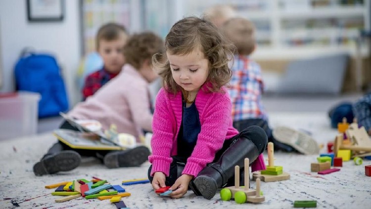 Bunda mau memasukkan anak ke preschool? Lihat dulu ciri-ciri apakah anak sudah siap masuk preschool yuk.