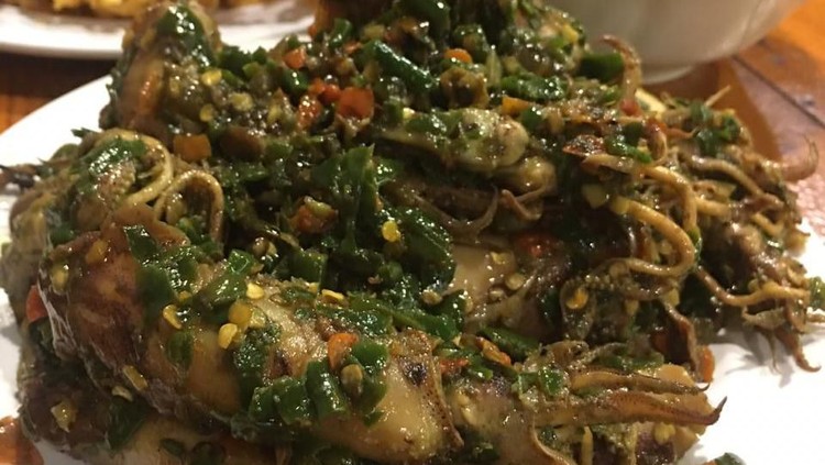Malam ini kita diajak tim Bikin Laper untuk mencoba nasi uduk, cumi cabe ijo hingga martabak bangka.