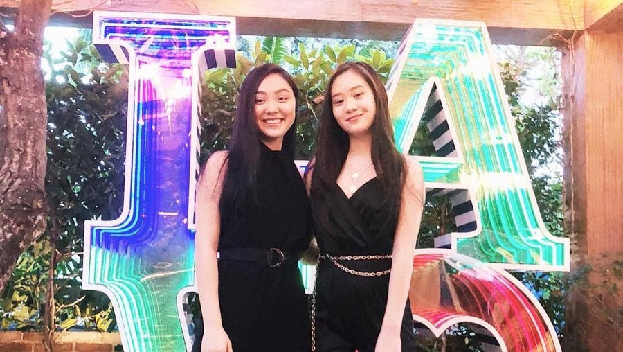 Jet Li ternyata mempunyai dua putri yang cantik dan cerdas. Namun keduanya jarang sekali terekspose oleh media.