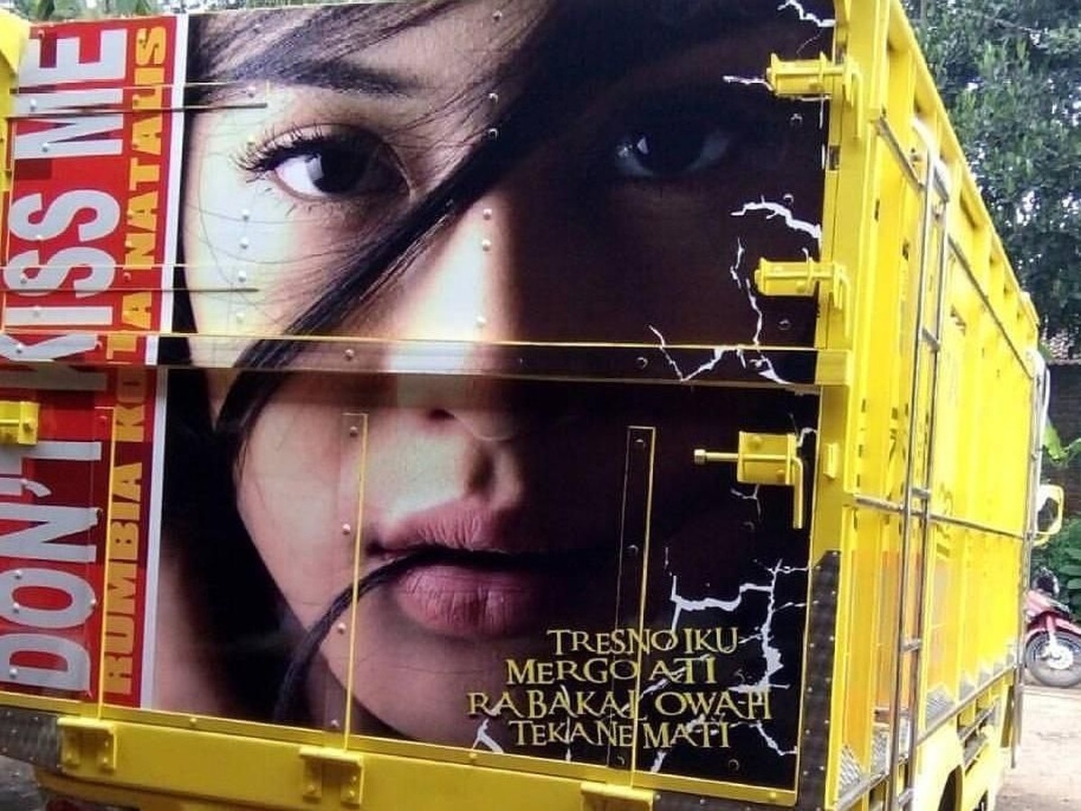 Tujuh artis berikut ini wajahnya pernah terpampang di badan truk&period; Ada siapa saja&quest;