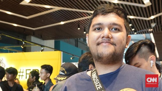 Demi mendapat sepatu idamannya, seorang mahasiswa rela mengantre sejak pukul 03.00 WIB di Urban Sneakers Society. 
