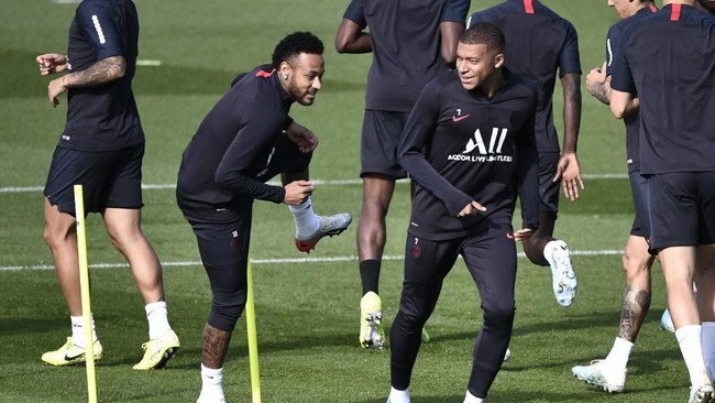 Paris Saint-Germain's Brazilian forward Neymar (2nd-L) and Paris Saint-Germain's French forward Kylian Mbappe attend a training session at the club's Camp des Loges training grounds in Saint-Germain-en-Laye, west of Paris on September 24, 2019 on the eve of the L1 football match Paris Saint-Germain against Reims. (Photo by STEPHANE DE SAKUTIN / AFP)
